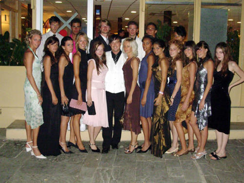 Claude in gezelschap met de meegereisde modellen en mannequins